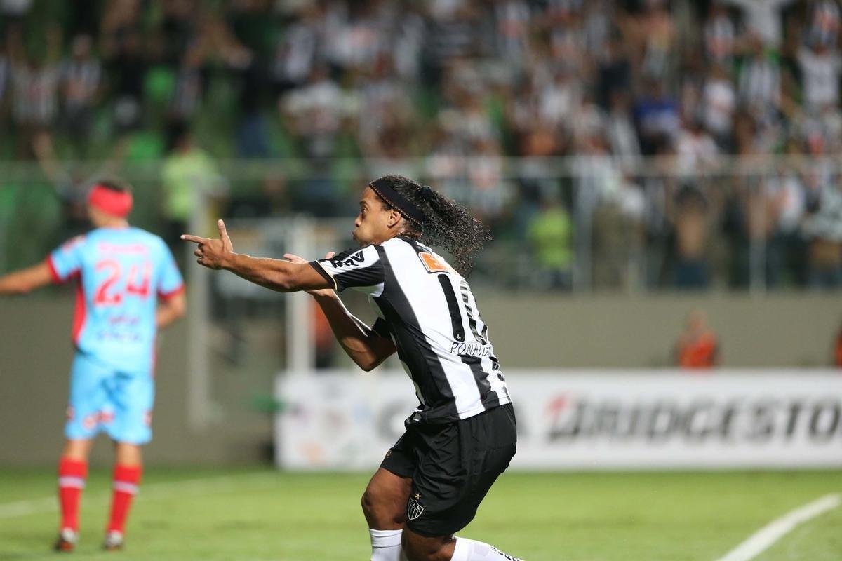 03/04/2013 - Atltico 5 x 2 Arsenal (Argentina) - Ronaldinho Gacho marcou dois gols pelo Galo