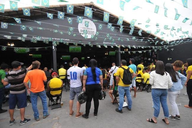 Na regio de Venda Nova, em Belo Horizonte, torcida festeja vitria do Brasil sobre a Coreia do Sul por 4 a 1 pelas oitavas de final da Copa do Mundo