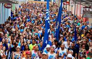 Desfile do Bloco Raposo pelas ruas de So Joo del-Rei