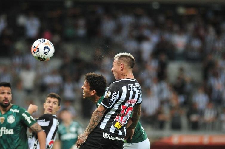 No segundo tempo, de cabea, Vargas abriu o placar para o Atltico no Mineiro: 1 a 0