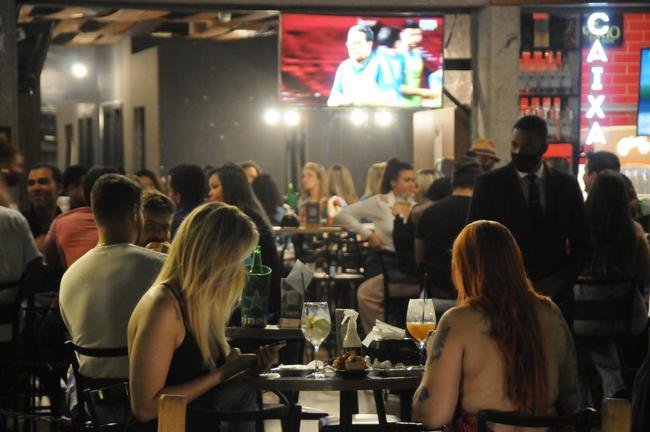 Torcedores do Cruzeiro acompanham jogo com o Confiana pela TV em bares de Belo Horizonte