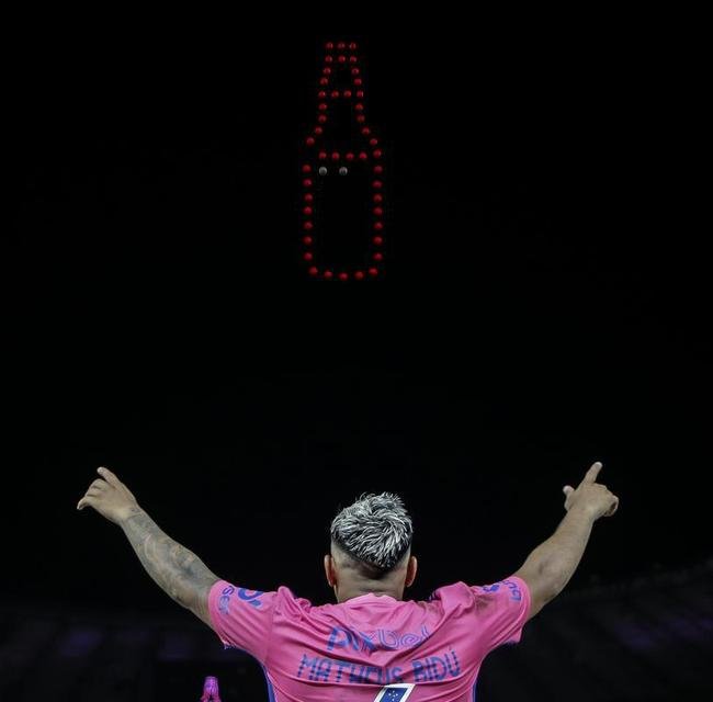 Em baile no c�u, drones levaram torcedores do Cruzeiro ao del�rio no Mineir�o depois do jogo com o Ituano. Em sobrevoo, foram formadas frases e palavras felicitando o clube pelo t�tulo e pela volta � S�rie A
