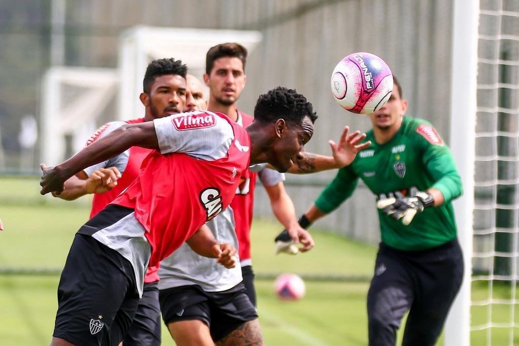 Imagens do treino coletivo comandado por Oswaldo de Oliveira