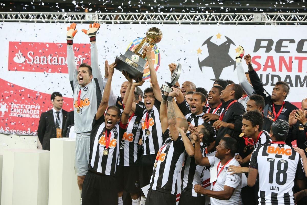 23/07/2014 - Atltico 4 x 3 Lans-ARG - Recopa Sul-Americana - O primeiro jogo da deciso do ttulo da Recopa terminou com vitria do Galo por 1 a 0 na Argentina. No Mineiro, era o jogo para a confirmao do ttulo. No comeo, Diego Tardelli abriu o placar. O time argentino empatou com Ayala e virou com Santiago Silva. Ainda no primeiro tempo, Maicosuel deixou tudo igual mais uma vez. Quando o ttulo alvinegro parecia certo, Lautaro Acosta, aos 48 minutos do segundo tempo, marcou o terceiro gol do Lans e levou a deciso para a prorrogao. No tempo extra, o Atltico contou com dois gols contra, de Gustavo Gmez e Victor Ayala, para levantar mais uma taa no Gigante da Pampulha.