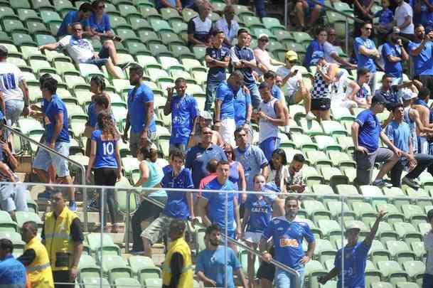 Jogadores do Cruzeiro e tcnico Rogrio Ceni deixaram campo do Independncia muito abatidos depois de derrota por 4 a 1 para o Grmio, pela 18 rodada do Campeonato Brasileiro. Torcida xingou diretoria, em especial o vice-presidente de futebol, Itair Machado