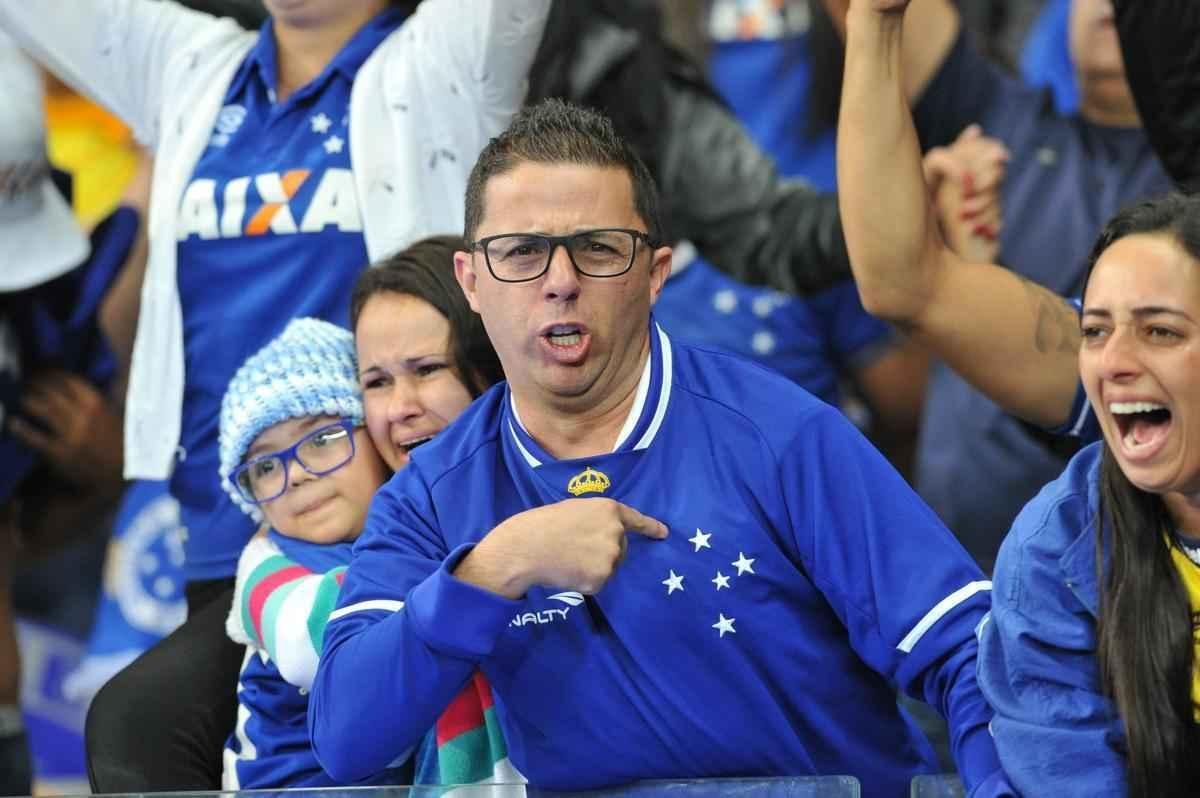 Torcedores do Cruzeiro foram da tenso  euforia no Mineiro, em noite emocionante