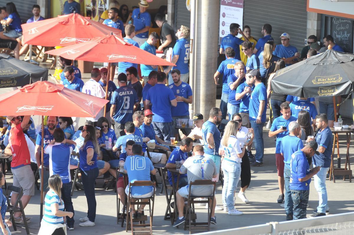 Imagens das torcidas de Cruzeiro e So Paulo no Mineiro