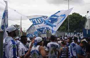 Torcedores do Cruzeiro foram  porta da Toca II apoiar os jogadores na vspera do jogo com o Flamengo