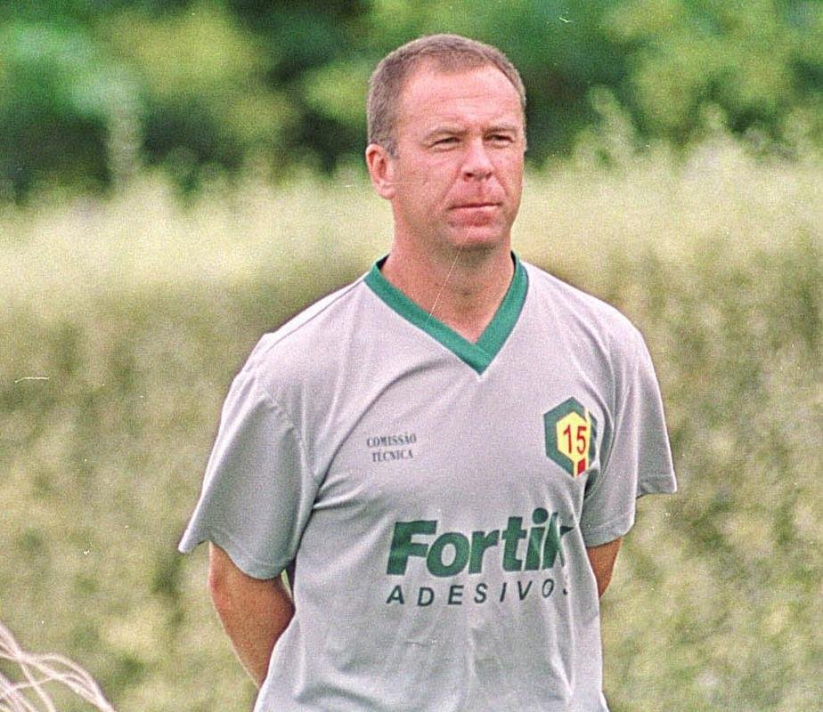 O 15 de Novembro, da cidade de Campo Bom, no Rio Grande do Sul, tambm alcanou faanha na Copa do Brasil de 2004. Eliminado nas semifinais pelo Santo Andr, o time treinado por Mano Menezes deixou para trs Portuguesa Santista (primeira fase), Vasco (segunda fase), Americano-RJ (oitavas) e Palmas-TO (quartas). Na penltima etapa, a equipe gacha chegou a abrir 3 a 1 no primeiro jogo, mas levou a virada e perdeu por 4 a 3, no interior de So Paulo. No segundo confronto, o 15 foi derrotado em casa por 3 a 1.