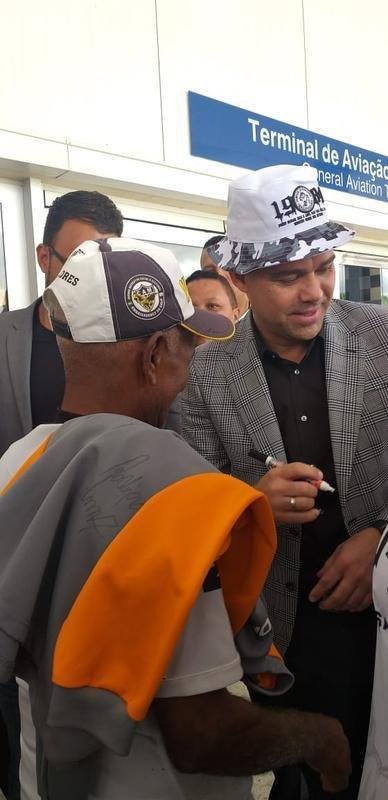 Aps atender a imprensa, Dudamel foi at os torcedores do Atltico, que foram impedidos pela PM de entrar no aeroporto