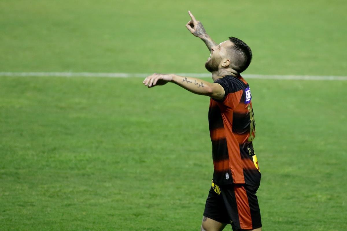 Sport estreou com clássico regional na série A e bateu o Ceará por 3 a 2, com dois gols de Elton e um de Jonatan Gomez, na Ilha do Retiro, sem público.