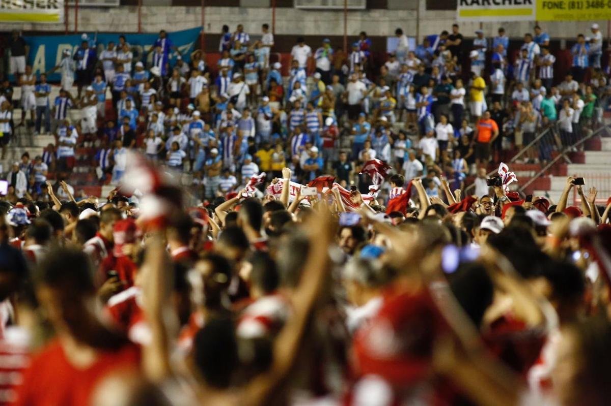 A felicidade alvirrubra invadiu o gramado após a vitória em cima do Paysandu, em cobranças da marca penal.