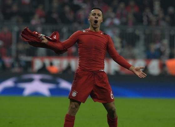 O Bayern de Munique conseguiu um vitria histria sobre a Juventus nesta quarta-feira para avanar s quartas de final da Liga dos Campees. Aps sair perdendo por 2 a 0, conseguiu o empate aos 45 minutos do segundo tempo e garantiu o triunfo por 4 a 2 no segundo tempo da prorrogao. O jovem Coman, de apenas 19 anos, est no Bayern emprestado pela Juventus, participou dos dois gols no tempo normal e marcou o tento que fechou a contagem na Allianz Arena.