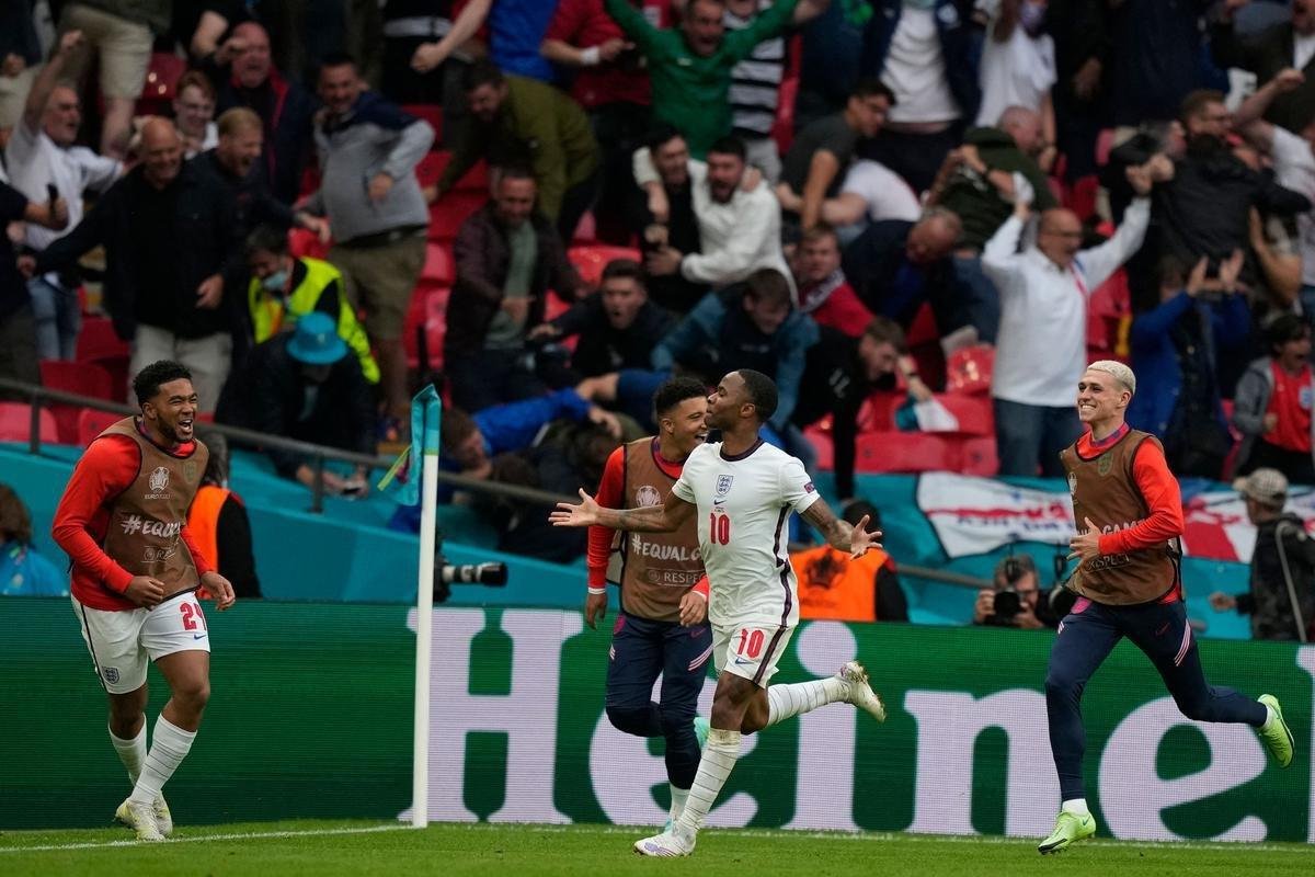 Fotos do gol de Sterling, da Inglaterra, sobre a Alemanha, em Wembley. Ingleses venceram por 2 a 0 e avanaram s quartas de final da Eurocopa