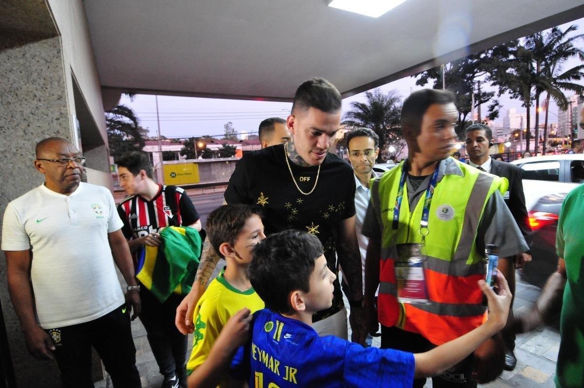 Seleo Brasileira deixou hotel Ouro Minas na noite desta quarta-feira e se despediu de Belo Horizonte, onde venceu a Argentina por 2 a 0 na semifinal da Copa Amrica. Reta final de treinos ser na Granja Comary, em Terespolis. Deciso est marcado para domingo, s 17h, no Maracan