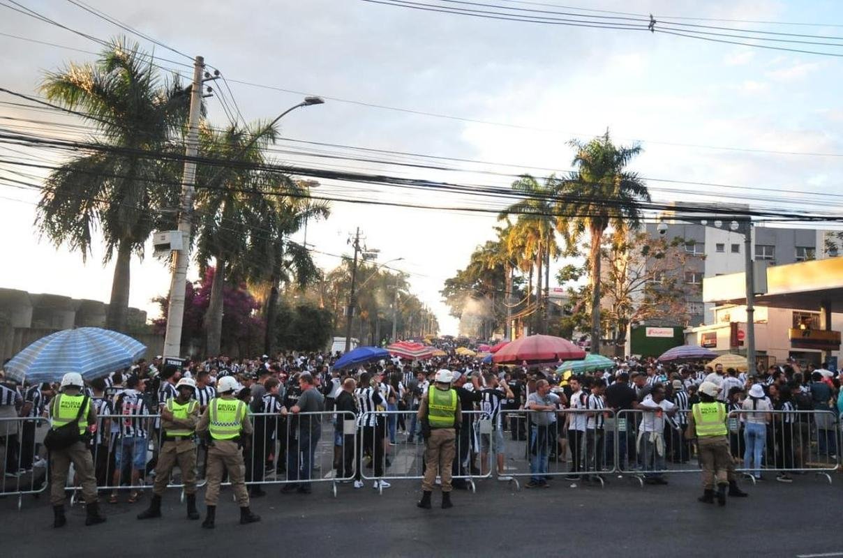 Fotos da chegada da torcida do Atltico ao Mineiro para o jogo contra o Emelec pelas oitavas de final da Copa Libertadores de 2022