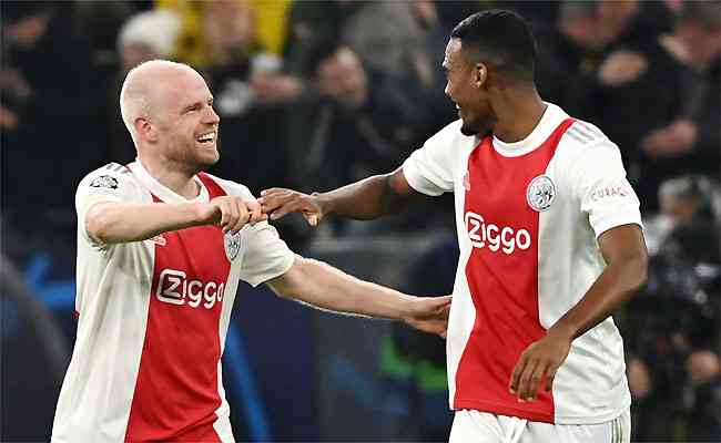 Holands Klaassen (esq) comemora o terceiro gol do Ajax na virada fora de casa