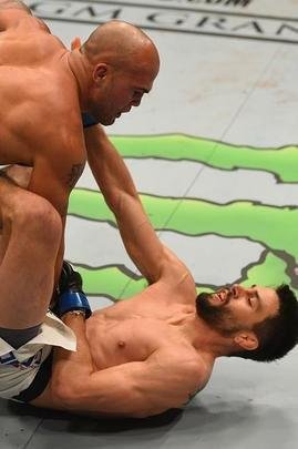 Robbie Lawler venceu Carlos Condit por decisão dividida e manteve o cinturão dos meio-médios