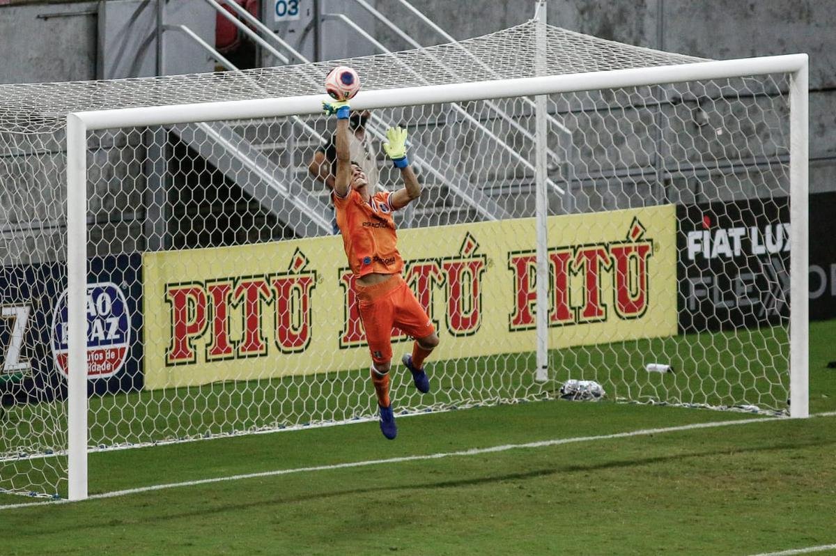 No segundo tempo, seguiu o equilíbrio no início, mas na metade da etapa o Náutico inverteu o controle das ações. A melhor chance do jogo veio com pênalti de Pipico, mas Jefferson fez ótima defesa na penalidade.