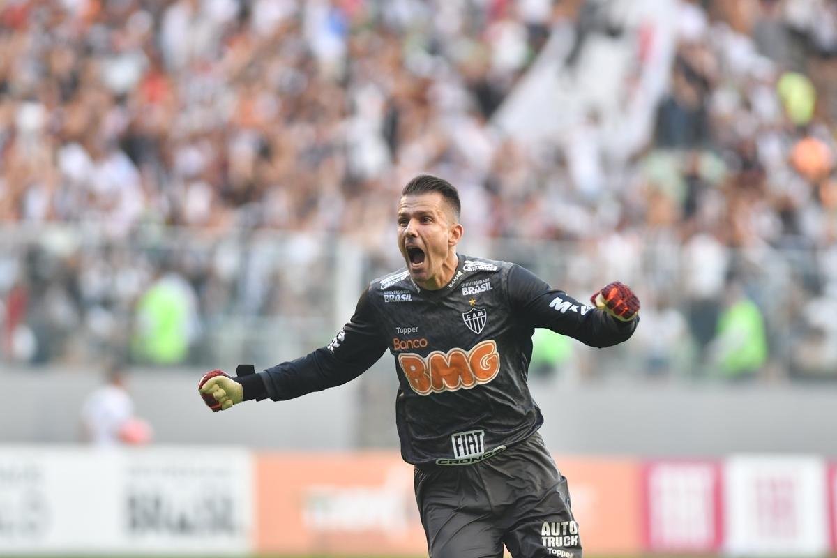 Goleiro Victor, do Atltico, comemora gol de Elias