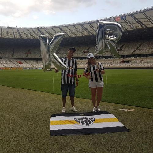 Rodrigo se casou com Karine em uma cerimnia temtica do Atltico