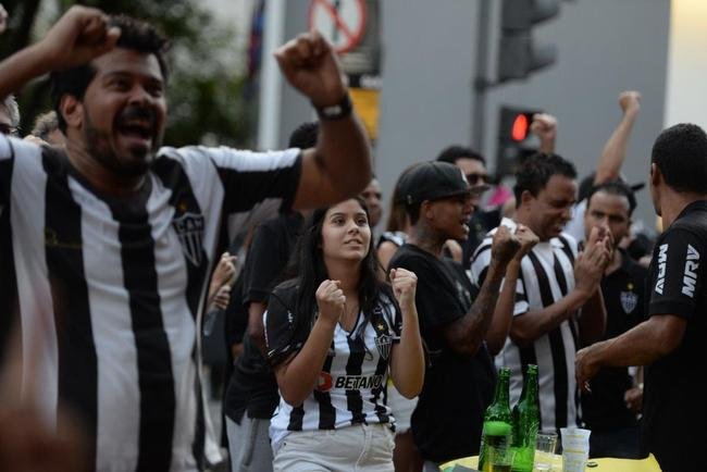 Festa atleticana no Bar do Salomo, em BH, com a conquista do ttulo da Supercopa do Brasil. Galo venceu o Flamengo por 8 a 7 nos pnaltis aps empate por 2 a 2 no tempo normal