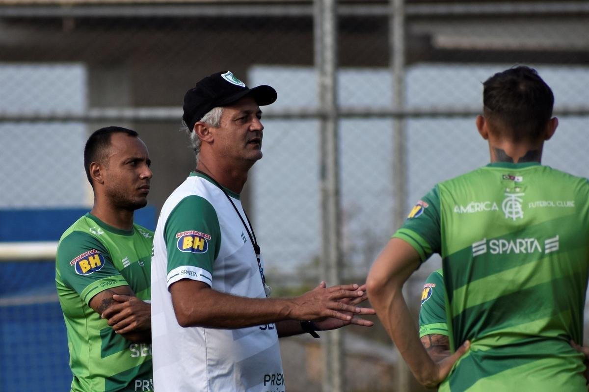 Nesta tera-feira, no CT do Grmio, em Porto Alegre, Lisca comandou atividades leves com bola e concluiu preparao do Amrica para o duelo contra o Internacional, pelas quartas de final da Copa do Brasil. Partida ser realizada nesta quarta-feira, s 21h30, no Beira-Rio.
