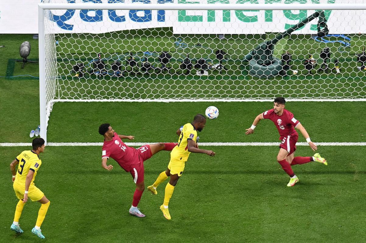 Enner Valencia marcou este gol de cabea, mas VAR anulou aps constatar impedimento.