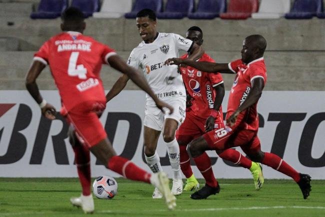 Jogo entre Amrica de Cli e Atltico, em Barranquilla, pela Copa Libertadores, teve diversas paralisaes devido aos efeitos do gs de pimenta nos atletas. Protestos do lado de fora do estdio, contra o governo, tiveram consequncias no gramado. 