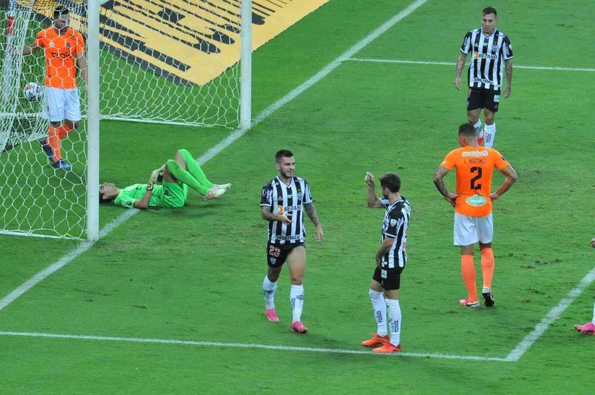 Fotos do gol de Nathan, do Atltico, sobre o La Guaira, no Mineiro: 4 a 0