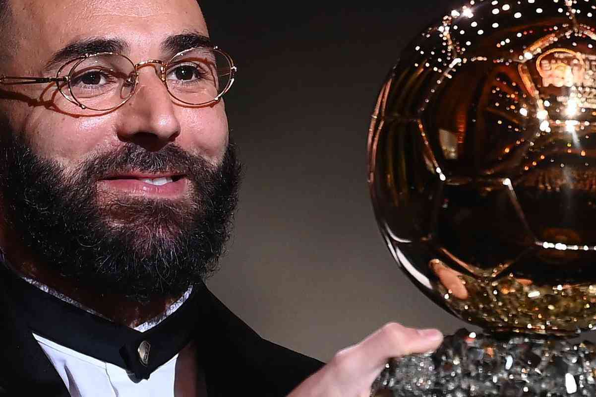 Karim Benzema recebe prmio Bola de Ouro, da Revista France Football, como melhor do mundo na temporada 2021/22. 