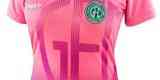 A camisa Outubro Rosa do Guarani Futebol Clube  inspirada no escudo do clube, representado em grandes propores com efeito de retculas degrad.