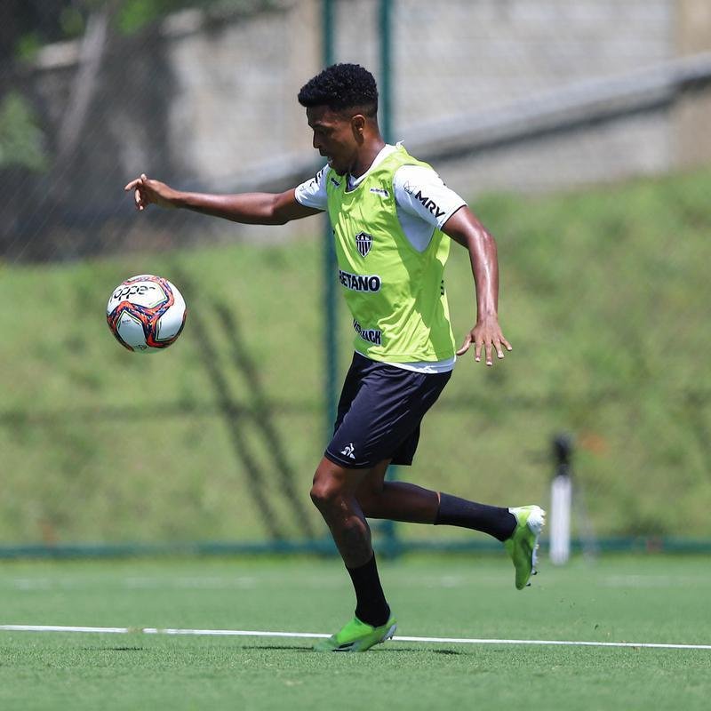 Treino do Atlético em campo. Jogadores fizeram atividade pela manhã no gramado. No período da tarde, trabalho foi na academia