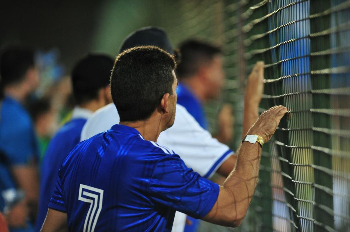 Torcida do Cruzeiro vai da euforia  decepo na Arena do Jacar no empate por 1 a 1 com o Operrio. Time azul saiu na frente, com gol de Claudinho. Depois, Paulo Srgio empatou, de pnalti, para os paranaenses. No fim, o gol da vitria, de Marcelo Moreno, foi anulado pelo VAR.