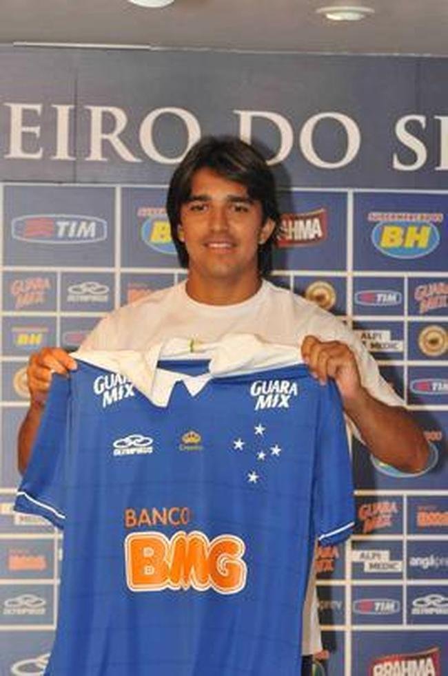 Imagens da apresentao do atacante Marcelo Moreno na Toca da Raposa II