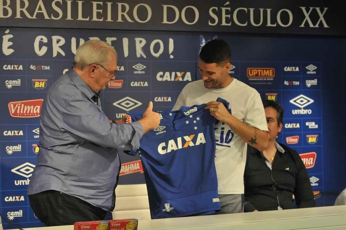 Thiago Neves foi apresentado no Cruzeiro pelo presidente Gilvan de Pinho Tavares