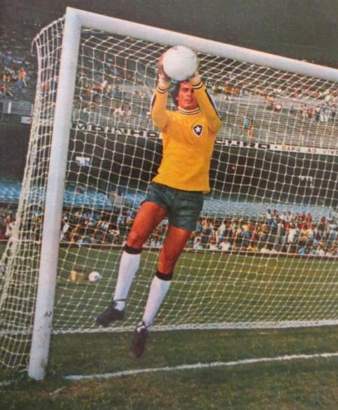 Copa do Mundo de 1974 (Alemanha Ocidental) - O goleiro Wendell, do Botafogo, se machucou j na Alemanha e Zagallo chamou Waldir Peres.