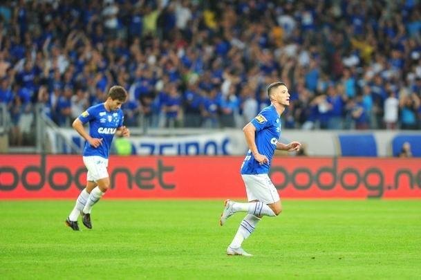 Fotos do primeiro tempo, no Mineiro; Thiago Neves abriu o placar para o Cruzeiro, e Gabriel Barbosa empatou para o Santos
