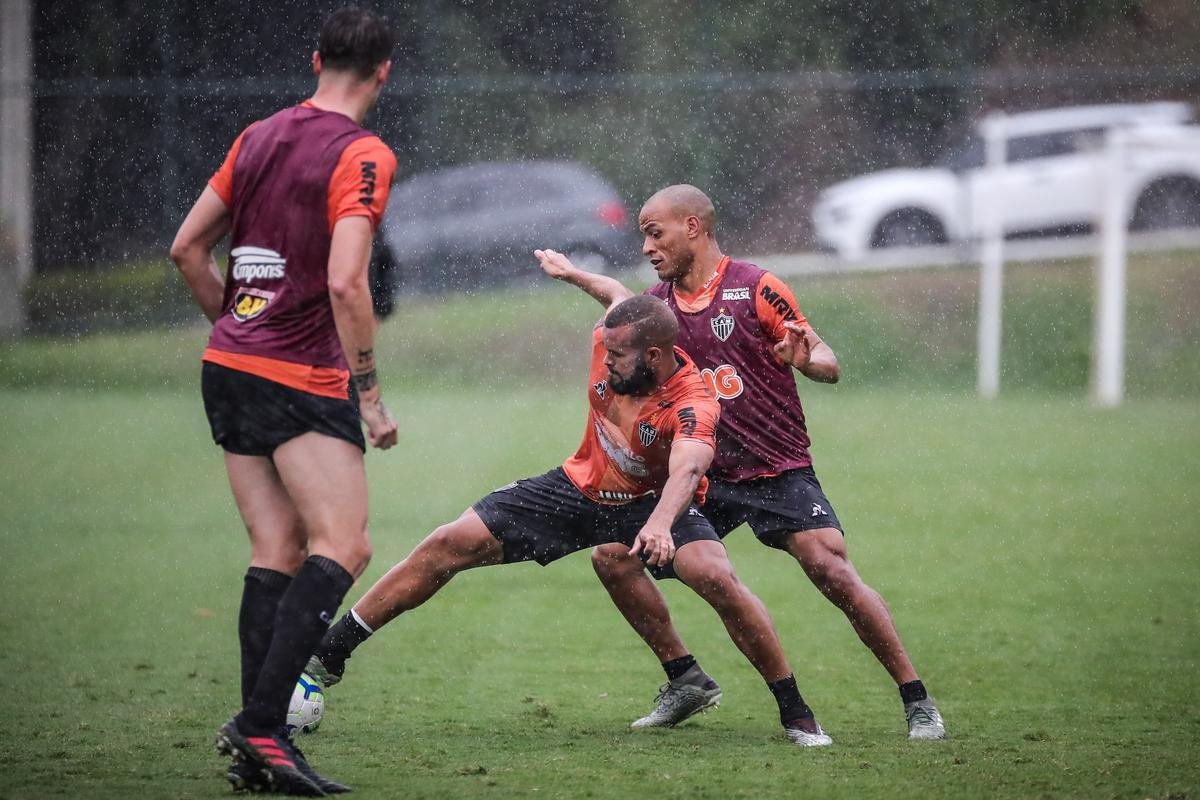 Atltico treina com Victor e Jair em campo; veja fotos