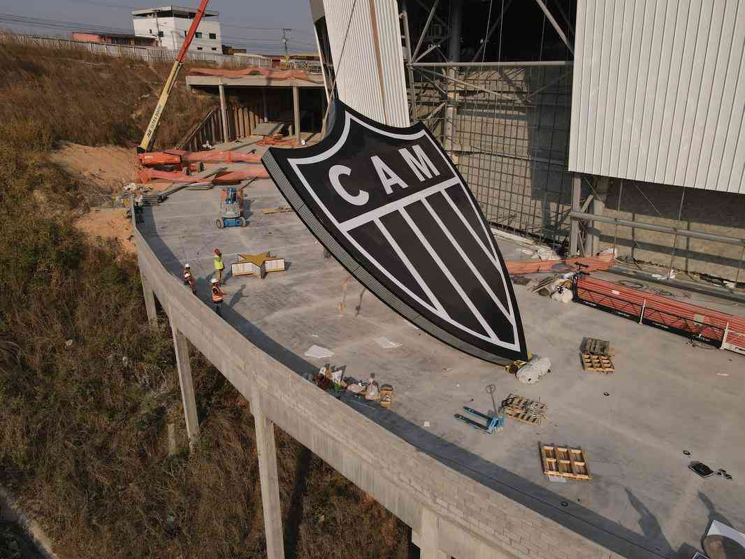 Instalao do escudo do Atltico e do primeiro letreiro da Arena MRV

