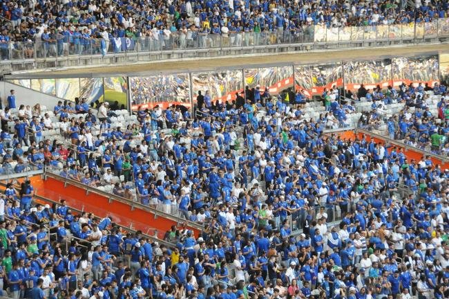 Fotos da torcida do Cruzeiro, no Mineiro, na partida contra a Ponte Preta pela 13 rodada da Srie B do Campeonato Brasileiro. Mineiro recebeu grande pblico mais uma vez