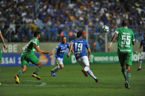 Com gols de Thiago Neves, Arrascaeta e Ded, Cruzeiro goleou a Chapecoense por 3 a 0