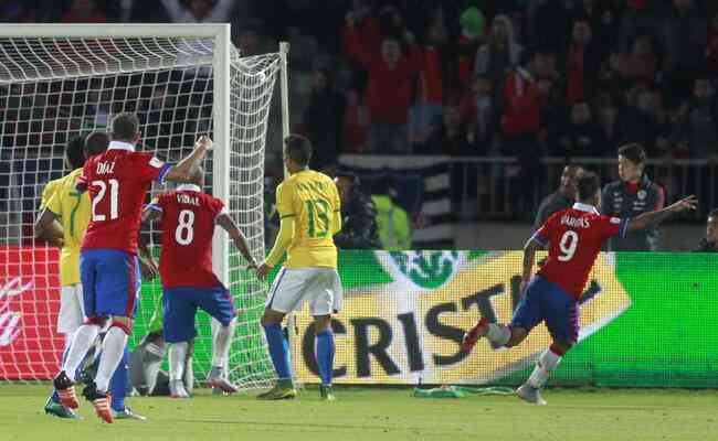 Atacante chileno Vargas comemora aps marcar gol contra o Brasil, no Estdio Nacional, em Santiago, pelas Eliminatrias para a Copa do Mundo da Rssia