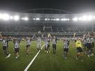 Luis Castro  aplaudido durante arrancada do Botafogo. Fila das desculpas?