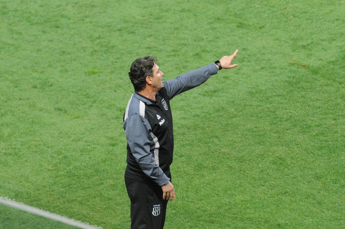 Fotos do duelo entre Amrica e Ponte Preta, no Independncia, em Belo Horizonte, em jogo de volta da quarta fase da Copa do Brasil