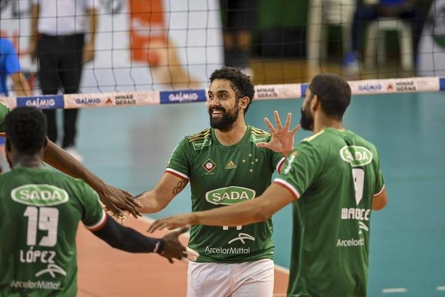 Cruzeiro se garantiu na decis�o do Sul-Americano de V�lei ao bater os argentinos do Policial Voley por 3 sets a 0, neste s�bado (5), no Gin�sio do Riacho, em Contagem. As parciais foram de 25/20, 29/27 e 25/16
