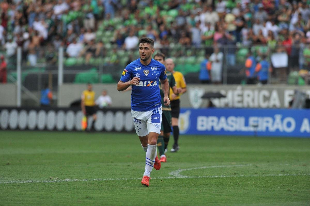 Talento puro. Assim pode ser definido o uruguaio Arrascaeta, camisa 10 do Cruzeiro entre 2015 e 2019. Em cinco anos, ele se tornou dolo da torcida azul e o maior artilheiro estrangeiro da histria do clube: 50 gols em 188 apresentaes. Em janeiro de 2019, orientado pelo empresrio Daniel Fonseca, o meia abandonou os treinos para forar uma transferncia para o Flamengo, que acabou ocorrendo por 18 milhes de euros. O clube mineiro ficou com 13 milhes de euros.