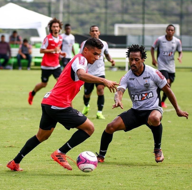 Imagens do treino coletivo comandado por Oswaldo de Oliveira