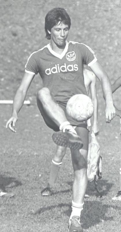 Douglas é o 20º jogador que mais vestiu a camisa do Cruzeiro, com 391 partidas. Sua trajetória no clube é dividida em duas etapas: a primeira, de 1981 a 1987, e a segunda, entre 1992 e 1994, quando conquistou a Supercopa de 1992 e a Copa do Brasil de 1993. De 1988 a 1991, o volante passou pela Portuguesa e pelo Sporting, de Portugal, onde se tornou ídolo mesmo num período de vacas magras. Pelos Leões, disputou 124 jogos e marcou 14 gols.