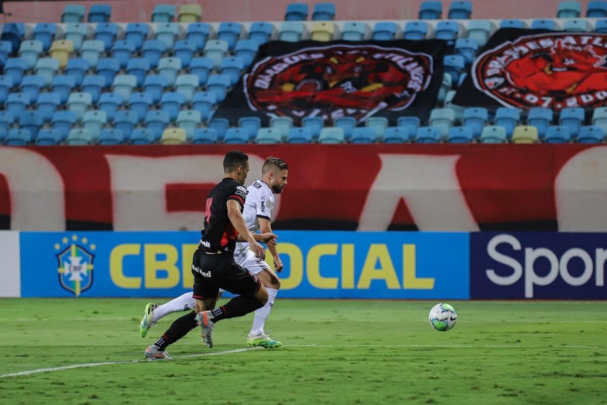 Atltico venceu Atltico-GO por 4 a 3, com gols de Keno (3) e Nathan. Time assumiu liderana do Brasileiro, com 21 pontos